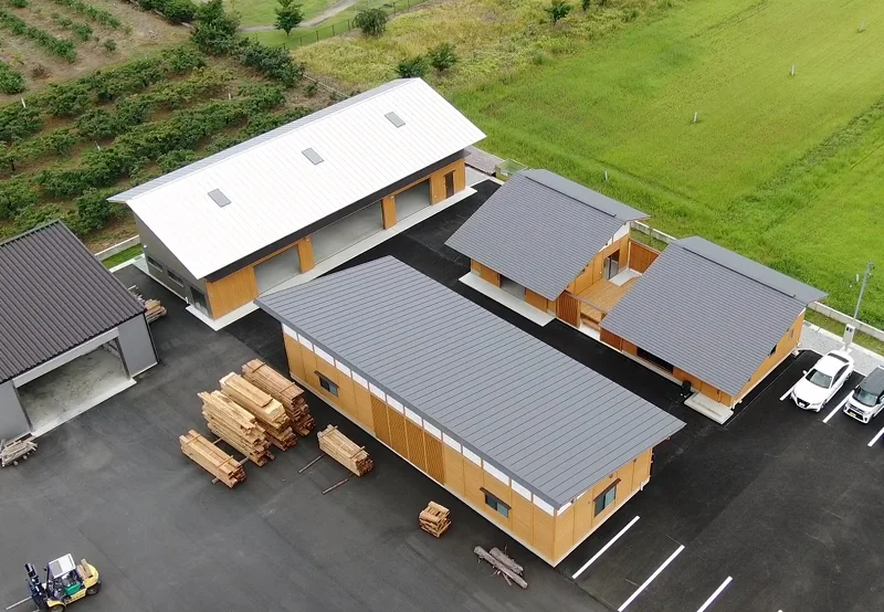 ドローンから俯瞰した構造材加工場の全景