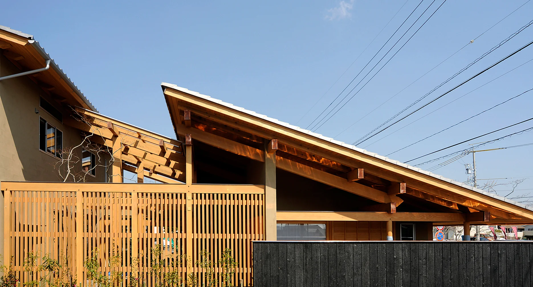 片流れ屋根と化粧垂木が見える建築資料館の軒先