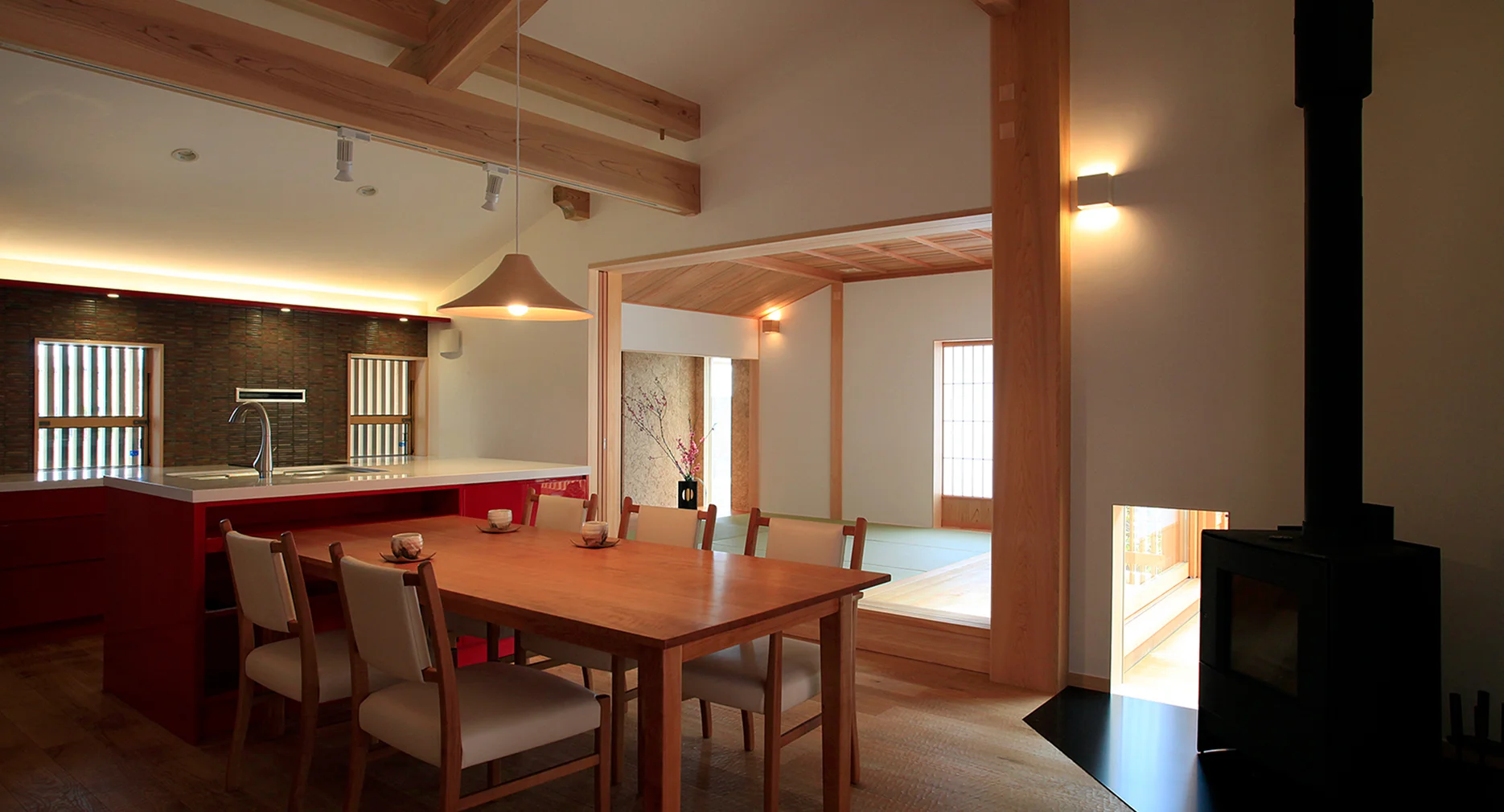 建築資料館内のキッチン・ダイニングと薪ストーブ