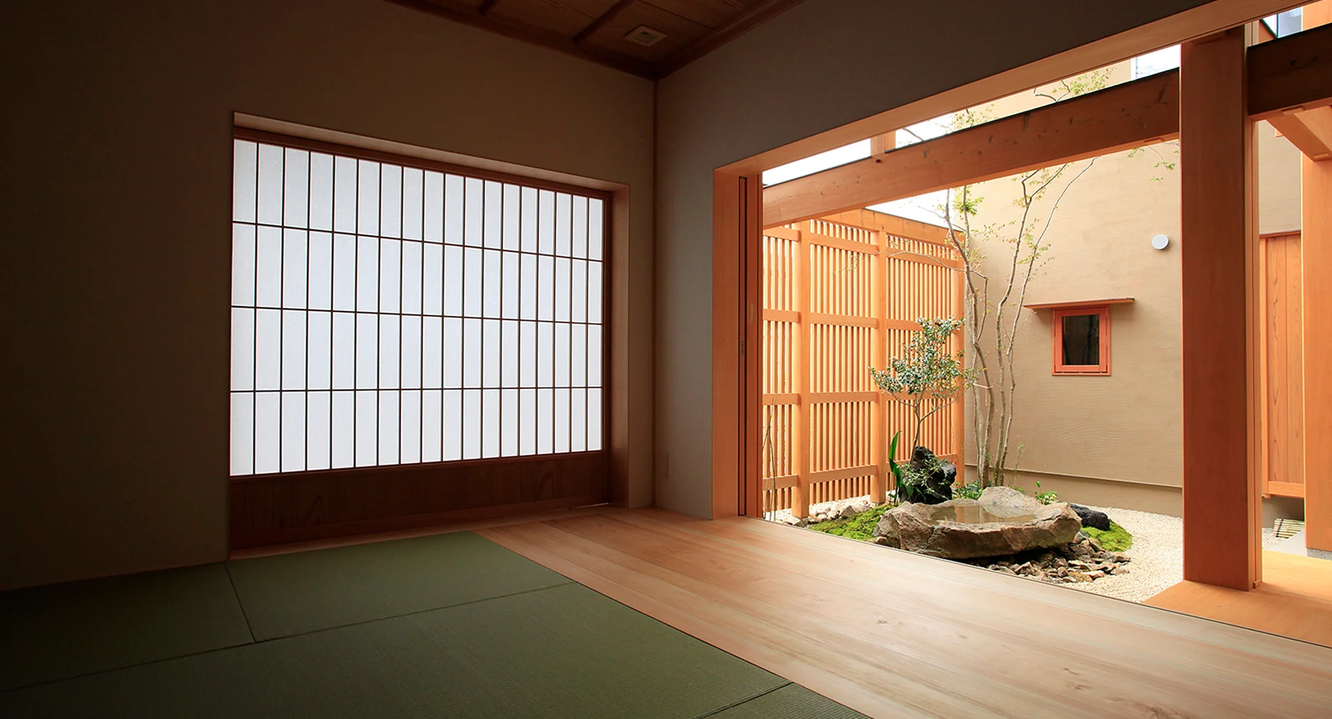 建築資料館の和室から望む坪庭