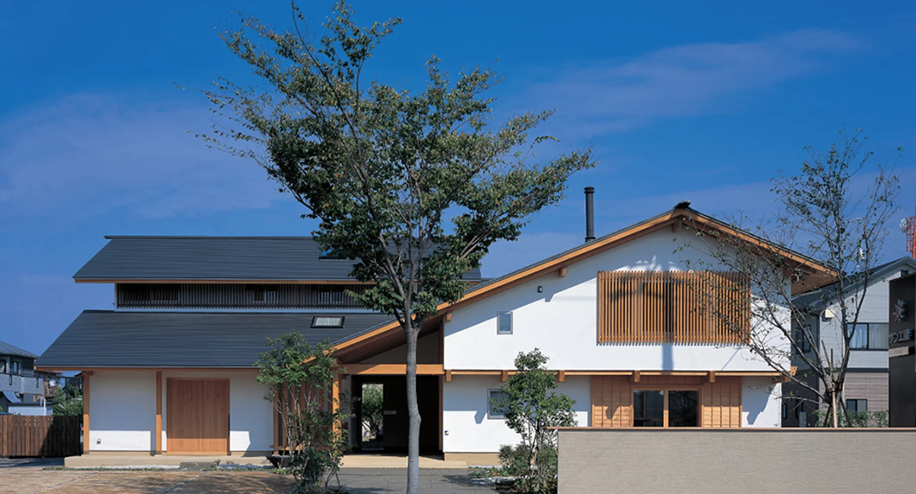 青空のもとに建つhanaRe（ハナレ）の外観