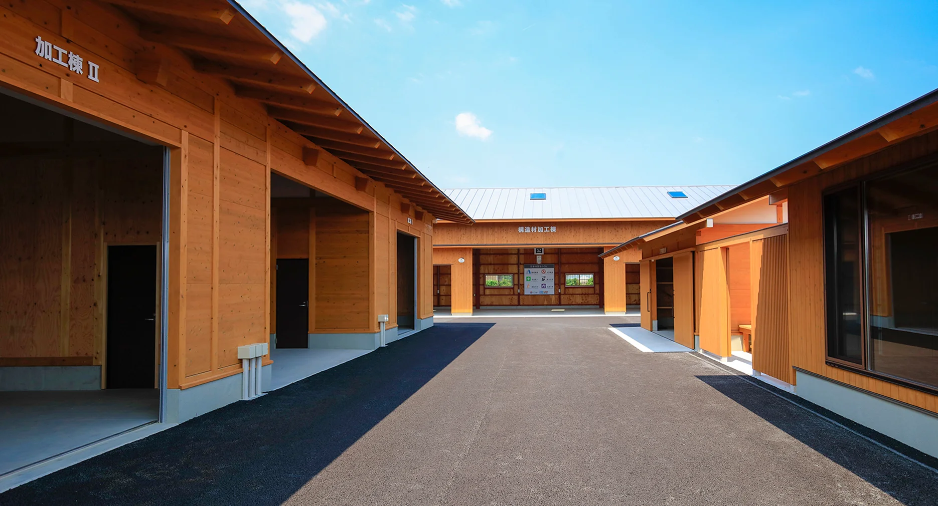 構造材加工場の中庭と加工棟Ⅱ