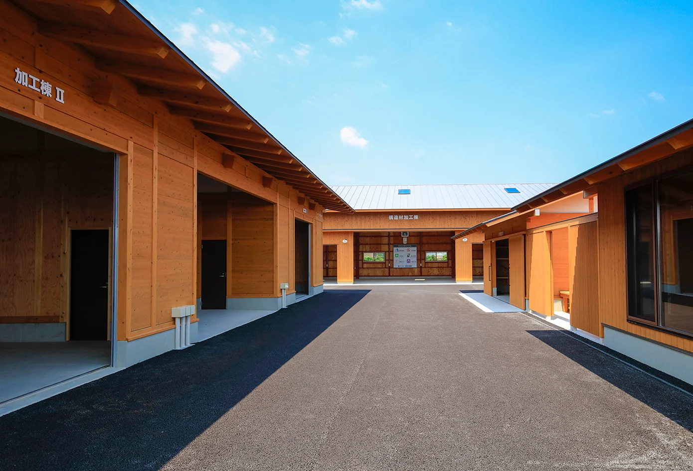 木造の加工棟が並ぶ施設の中庭風景