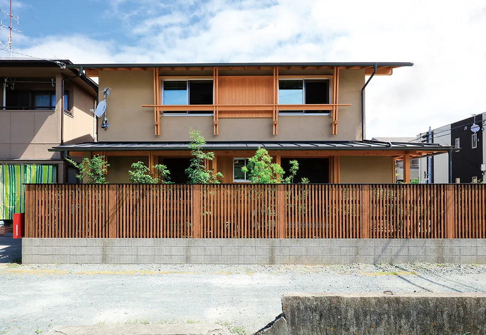 打ち合わせテーブルで図面を囲む建築士たち