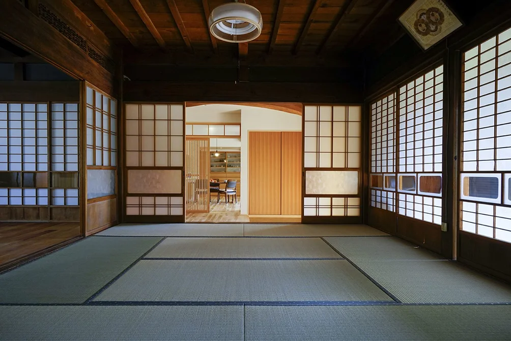 再生された伝統的な日本家屋の和室