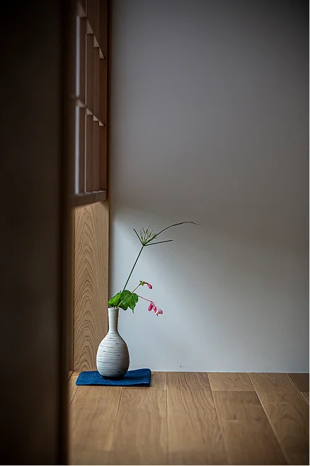 夕空を背景に棟上げ作業をする大工のシルエット