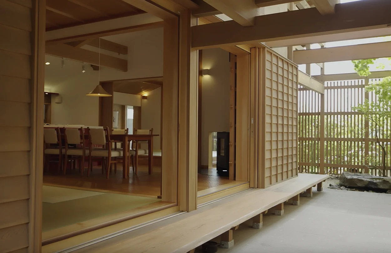 広縁と中庭が見える木造住宅の暮らしの一場面（動画ギャラリー）