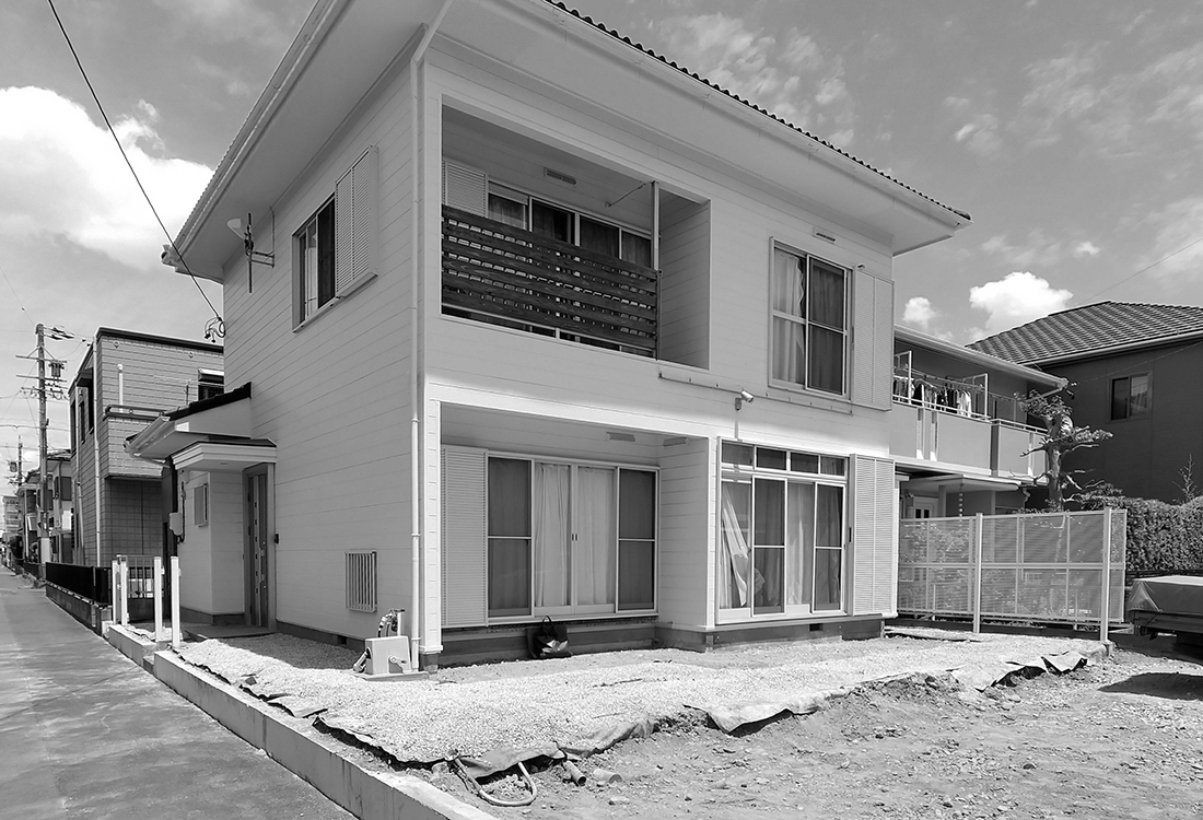 築35年の戸建住宅を増築、改修し美容室併用住宅とする計画です。13㎡増築、12㎡改修し、25㎡の1席だけのプライベートヘアサロンを開業しました。 内部空間は木とグレーと白のベース色に真鍮のゴールド色をアクセントに用いています。 またこの店舗のために製作したレジカウンターやソファ等、オリジナル家具や塗り壁仕上げが特徴です。 店舗部分の外壁は杉柾目の無垢板張り。内外装の木材の色を揃え、店舗全体のまとまりをもたせています。 もりのトの由来は「森の音」。内外装に自然素材を用い、プライベートで静かな環境をつくり、どこか森を感じるような設えを目指しました。