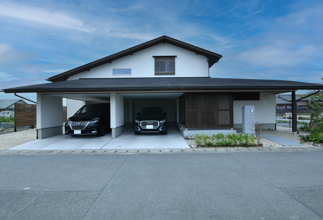 ガレージのある大屋根の家