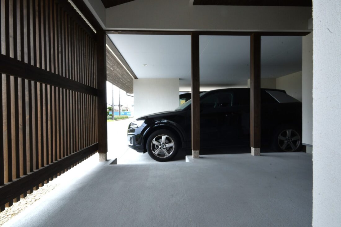 ガレージのある大屋根の家