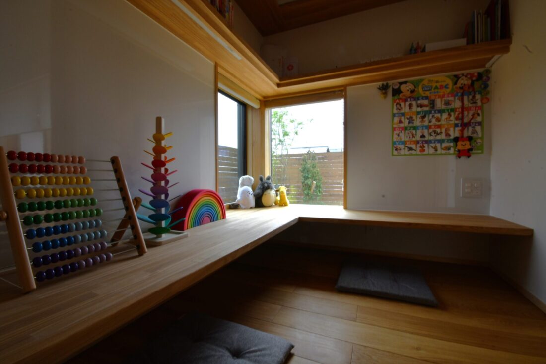ガレージのある大屋根の家