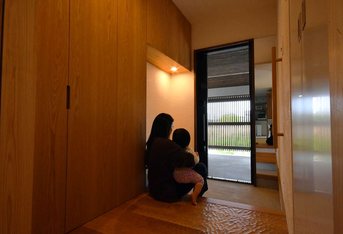 ガレージのある大屋根の家