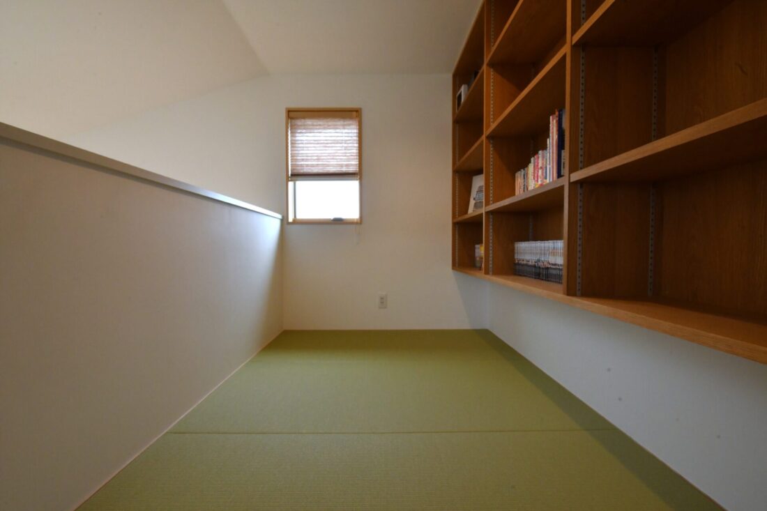 ガレージのある大屋根の家